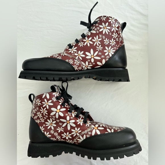Shindigs Shoes Combat Style Boots Red Daisy Made In The USA Size 7.5 NWT In Box - Picture 2 of 12